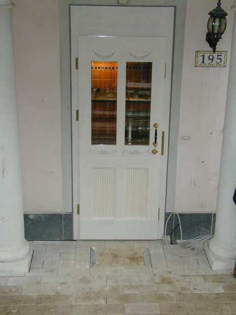Haust&uuml;r in Kiefer wei&szlig;