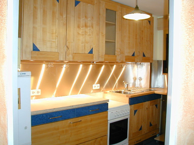 K&uuml;che in Ahorn und Linoleum blau