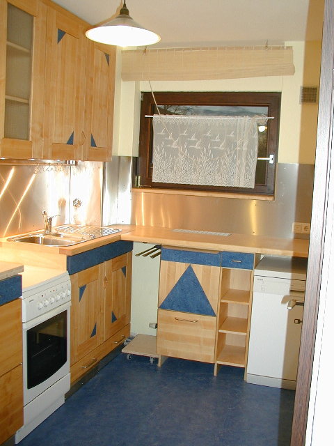 K&uuml;che in Ahorn und Linoleum blau