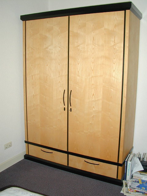 Kleiderschrank in Esche