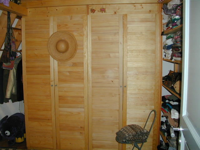 Einbauschrank mit Lamellent&uuml;ren Kiefer