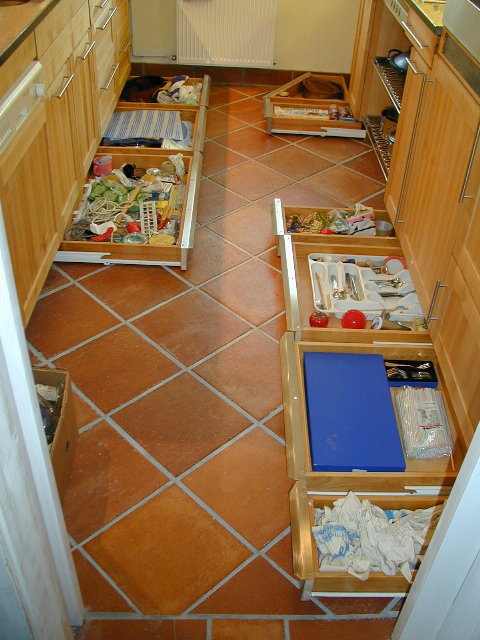 K&uuml;che in Ahorn, Sockelausz&uuml;ge